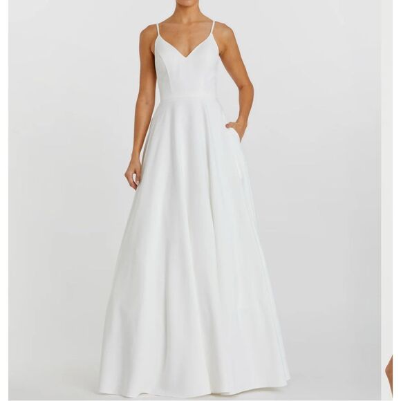 MAC DUGGAL white Classic A-Line V-Neck Ballgown size 6 NWT - Picture 1 of 8